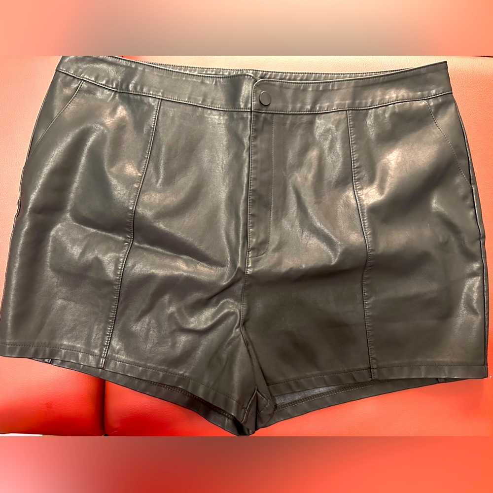 (159)-  💋Vegan Leather High Waisted⚫️😻 2XL Shorts😎